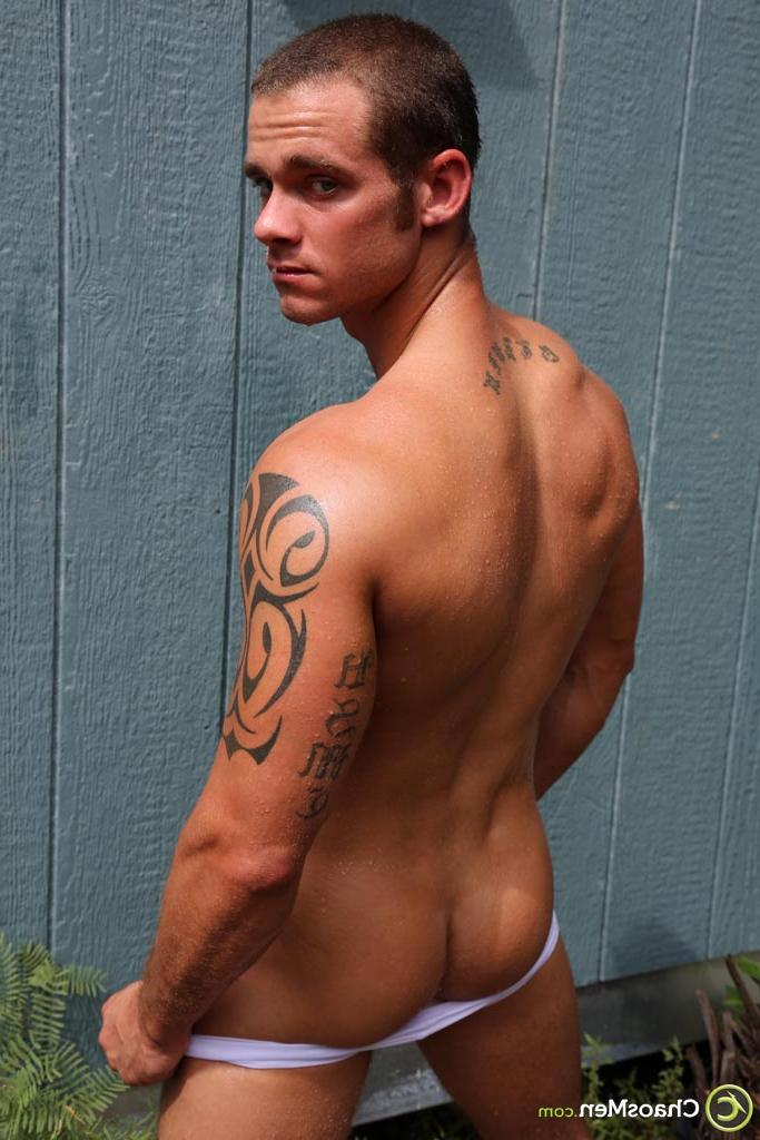 20P Cooper Reed, gay et musclé, enlève son jean et sort sa gaffe à l'extérieur