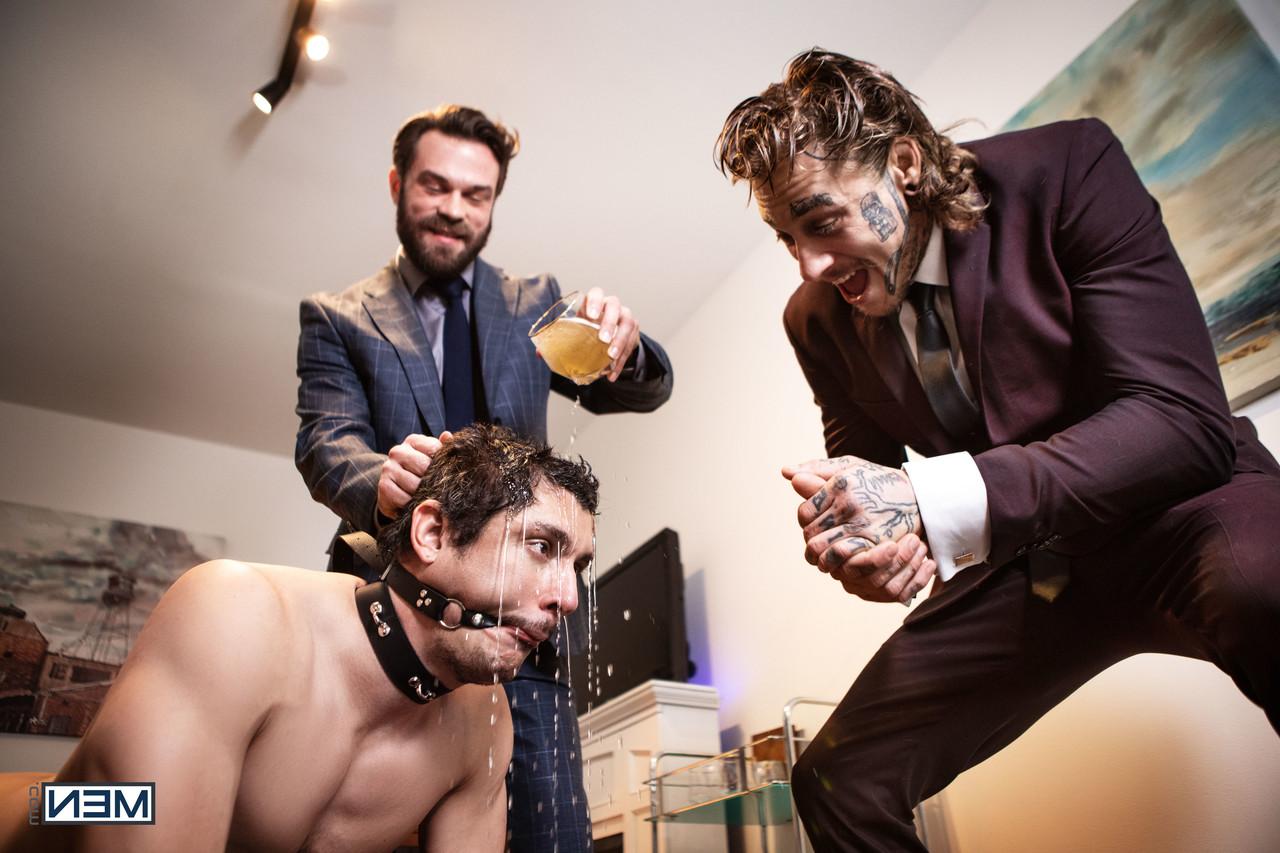 20P Os empresários Bo Sinn, Rocky Vallarta e James Fox tiram a roupa e transam em um trio gay