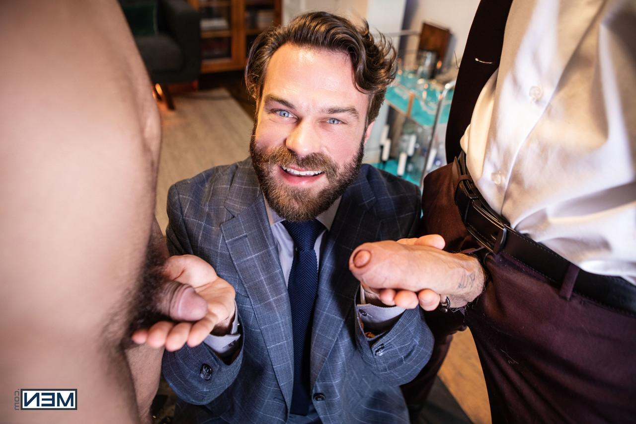 20P Os empresários Bo Sinn, Rocky Vallarta e James Fox tiram a roupa e transam em um trio gay