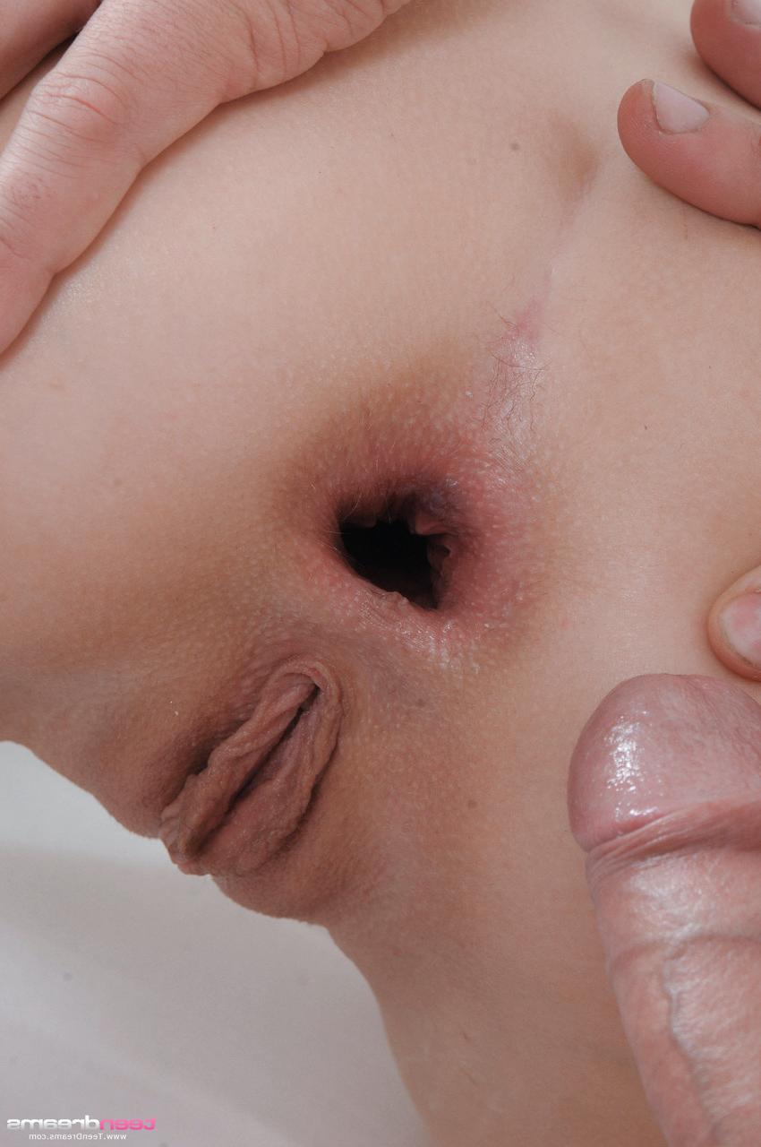 20P La joven amateur maria shustik recibe un beso negro y un dedo anal antes de una follada anal