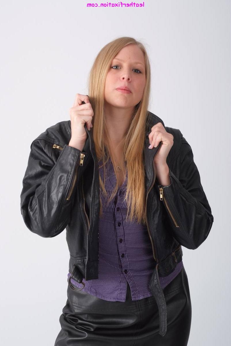 15P La rubia harley muestra un escote con un abrigo de cuero y una falda larga