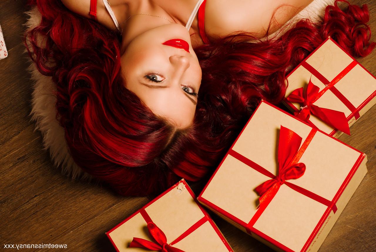 13P Redheaded babe Yummy Alice posing in her glamorous Christmas outfit