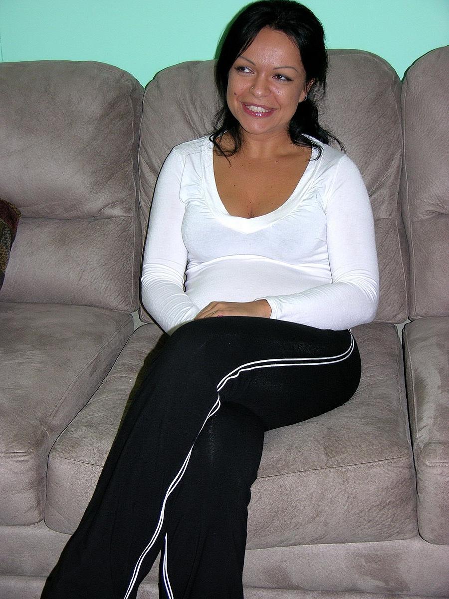 20P Hot MILF Valentina Lopez mostra seus seios naturais em um strip-tease sexy