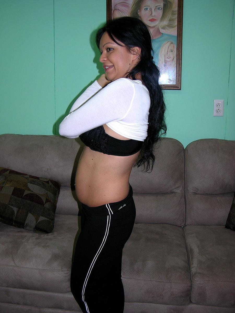20P Hot MILF Valentina Lopez mostra seus seios naturais em um strip-tease sexy
