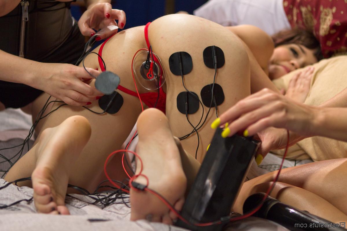 20P Die versauten Lesben Jessie Volt, Yhivi und Aiden Starr haben Elektrosex in einem Dreier