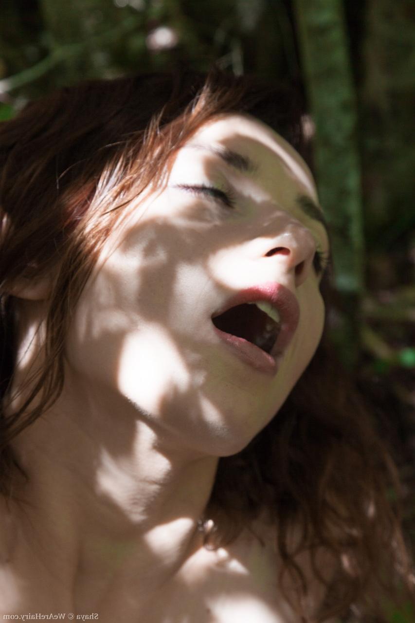 20P A adolescente excêntrica Shaya fica nua e toca sua buceta peluda até o orgasmo na floresta