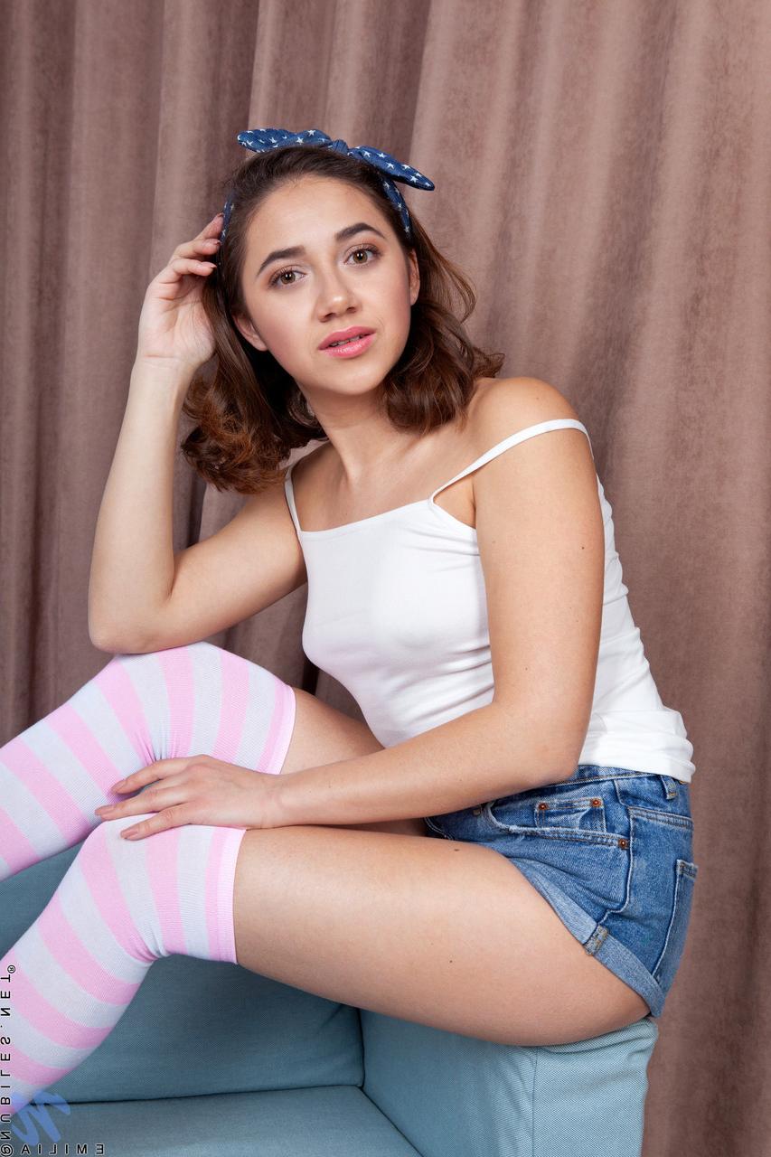 17P Das Latina-Babe Diana Ferreira zieht sich in einem Solo aus und entblößt ihren runden Arsch und ihre Muschi