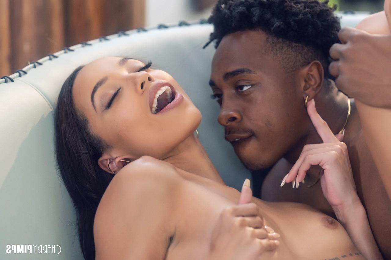 20P La beauté d'ébène Alexis Tae se fait lécher et pilonner son manchon par son homme.