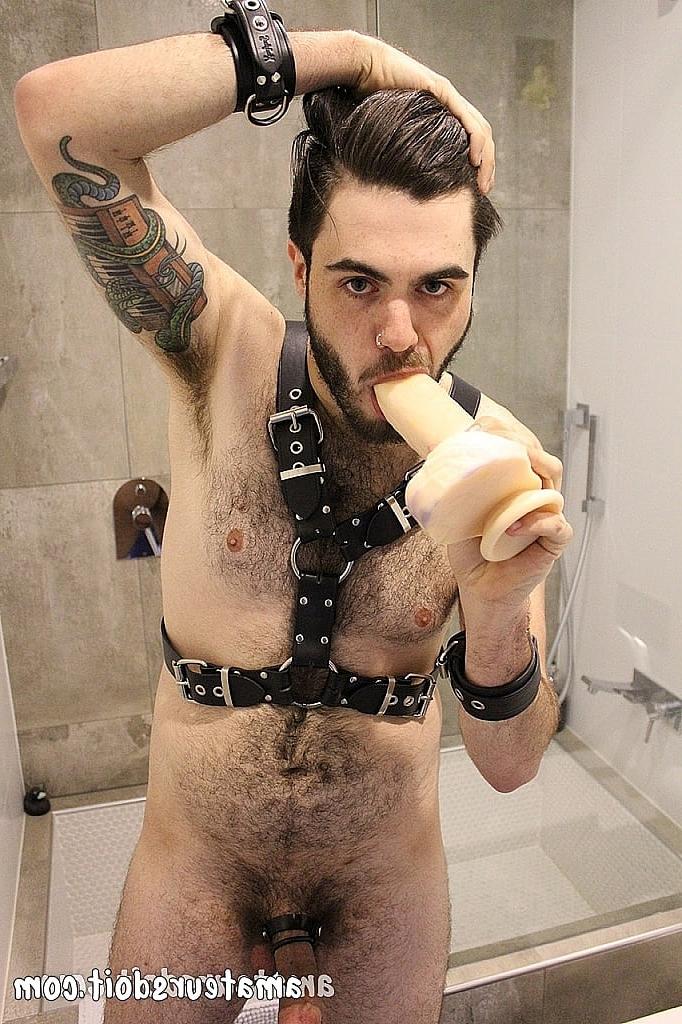 20P El amateur gay Mitch Bear se quita la ropa y juega con su ojete peludo en ropa BDSM