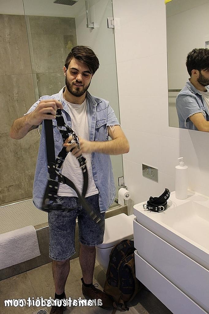 20P El amateur gay Mitch Bear se quita la ropa y juega con su ojete peludo en ropa BDSM