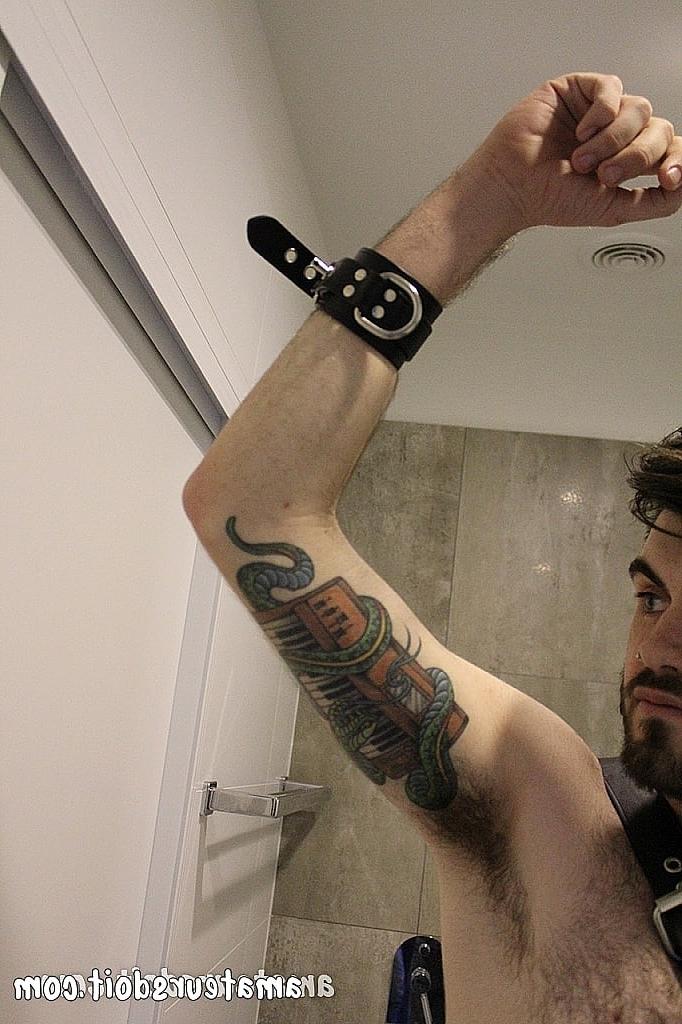 20P El amateur gay Mitch Bear se quita la ropa y juega con su ojete peludo en ropa BDSM