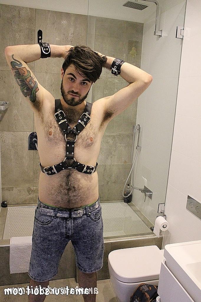 20P El amateur gay Mitch Bear se quita la ropa y juega con su ojete peludo en ropa BDSM