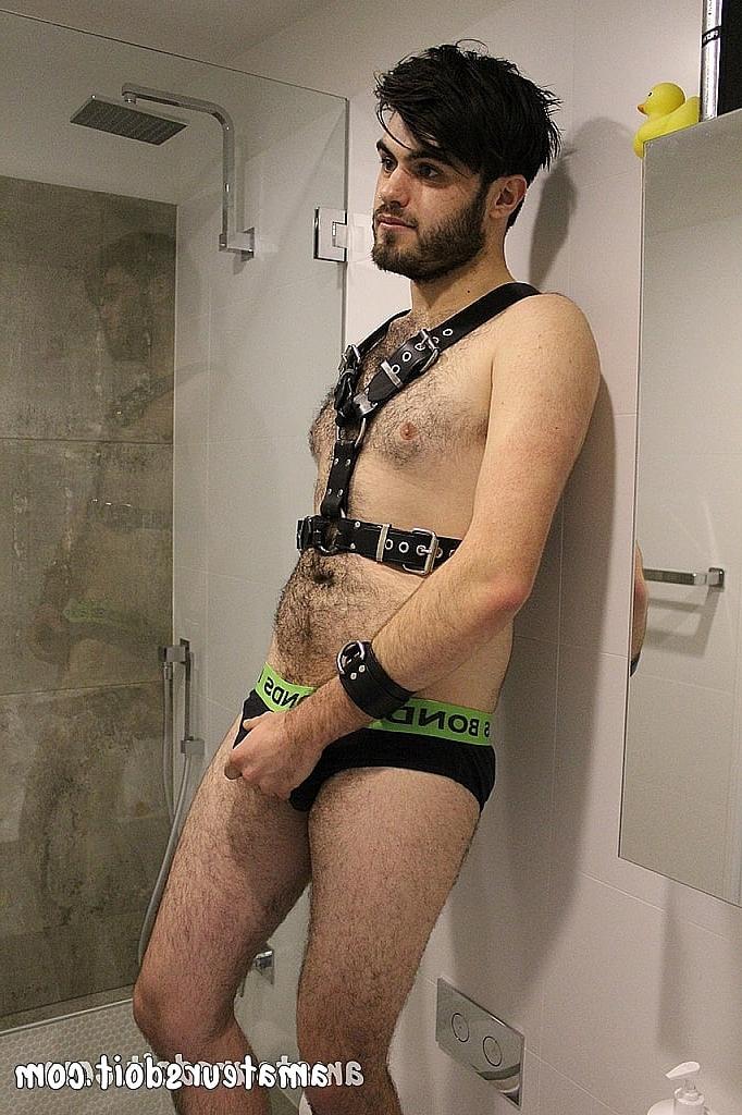 20P El amateur gay Mitch Bear se quita la ropa y juega con su ojete peludo en ropa BDSM