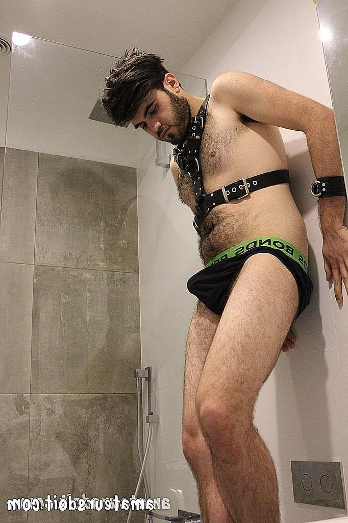 20P El amateur gay Mitch Bear se quita la ropa y juega con su ojete peludo en ropa BDSM