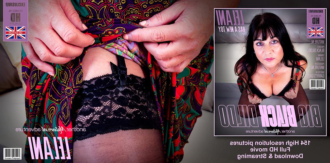 11P Morena madura se masturba con un gran consolador negro mientras usa medias