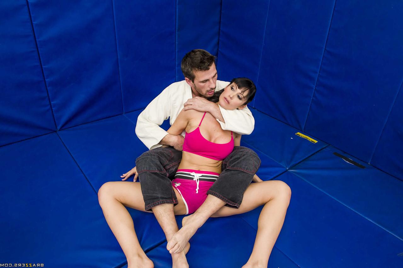 20P Die freche Puma mit den großen Titten Eva Karera fickt ihren MMA-Lehrer anal