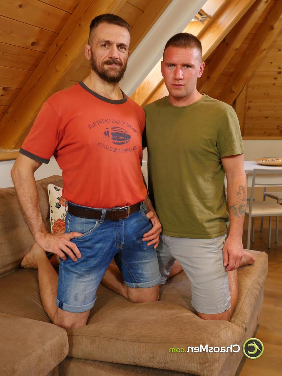 20P ゲイのブルネットのエリック・レンとテッド・グレンが激しくセックスする前にお互いの竿をしゃぶる