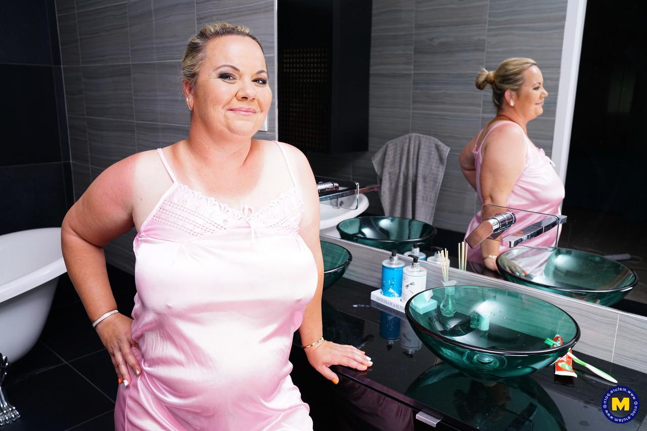 16P Die alte Frau Summer spielt sich nach dem Baden in der Badewanne einen Dildo in die Vagina