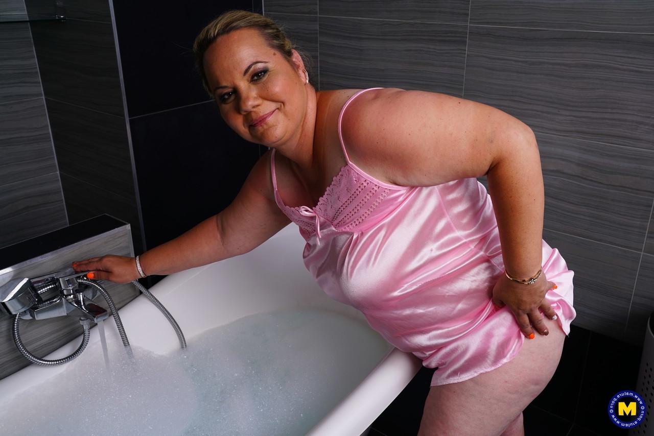 16P Die alte Frau Summer spielt sich nach dem Baden in der Badewanne einen Dildo in die Vagina