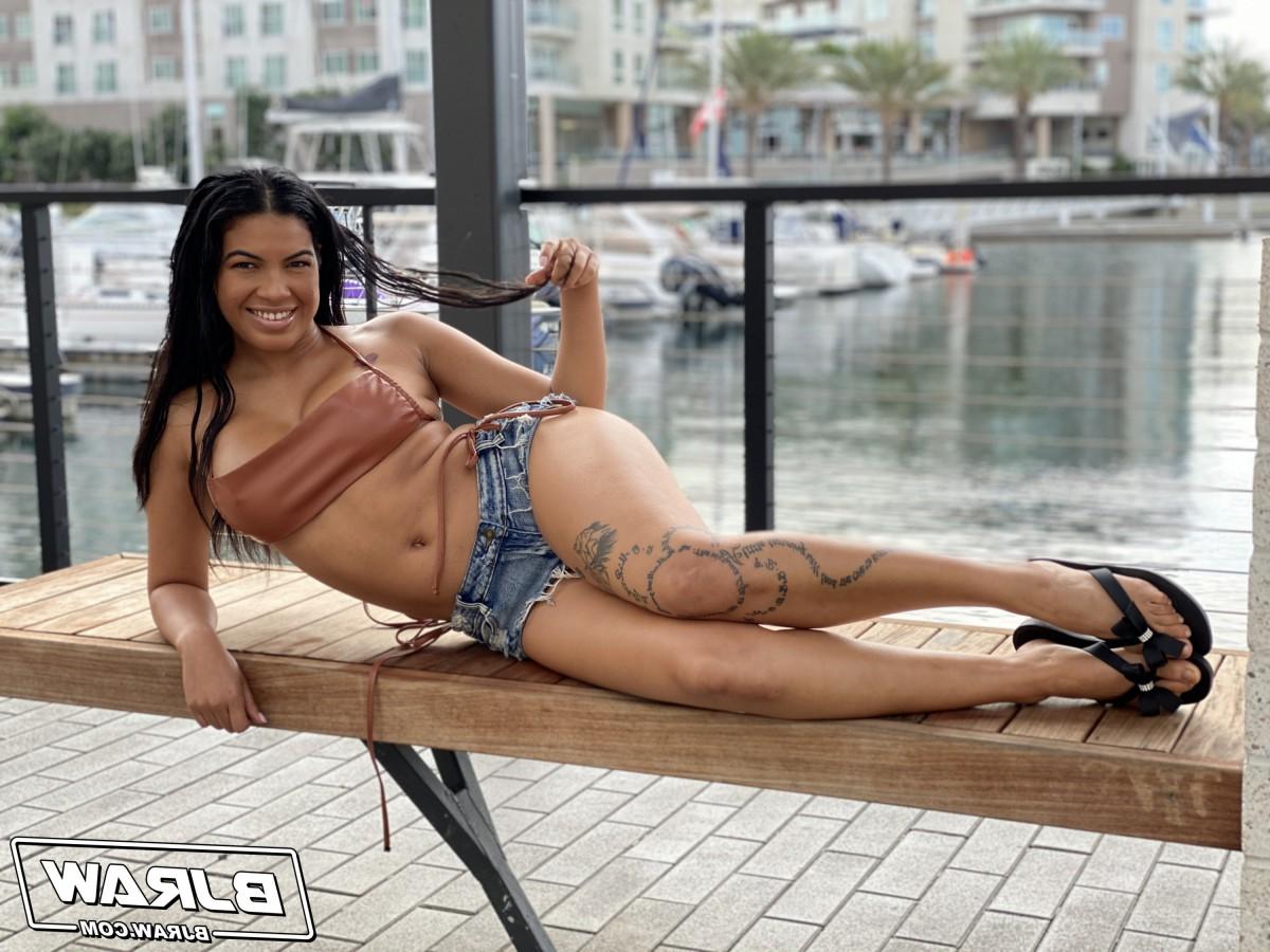 20P A garota afro latina Maya Farrell empurra o esperma da boca durante um boquete POV