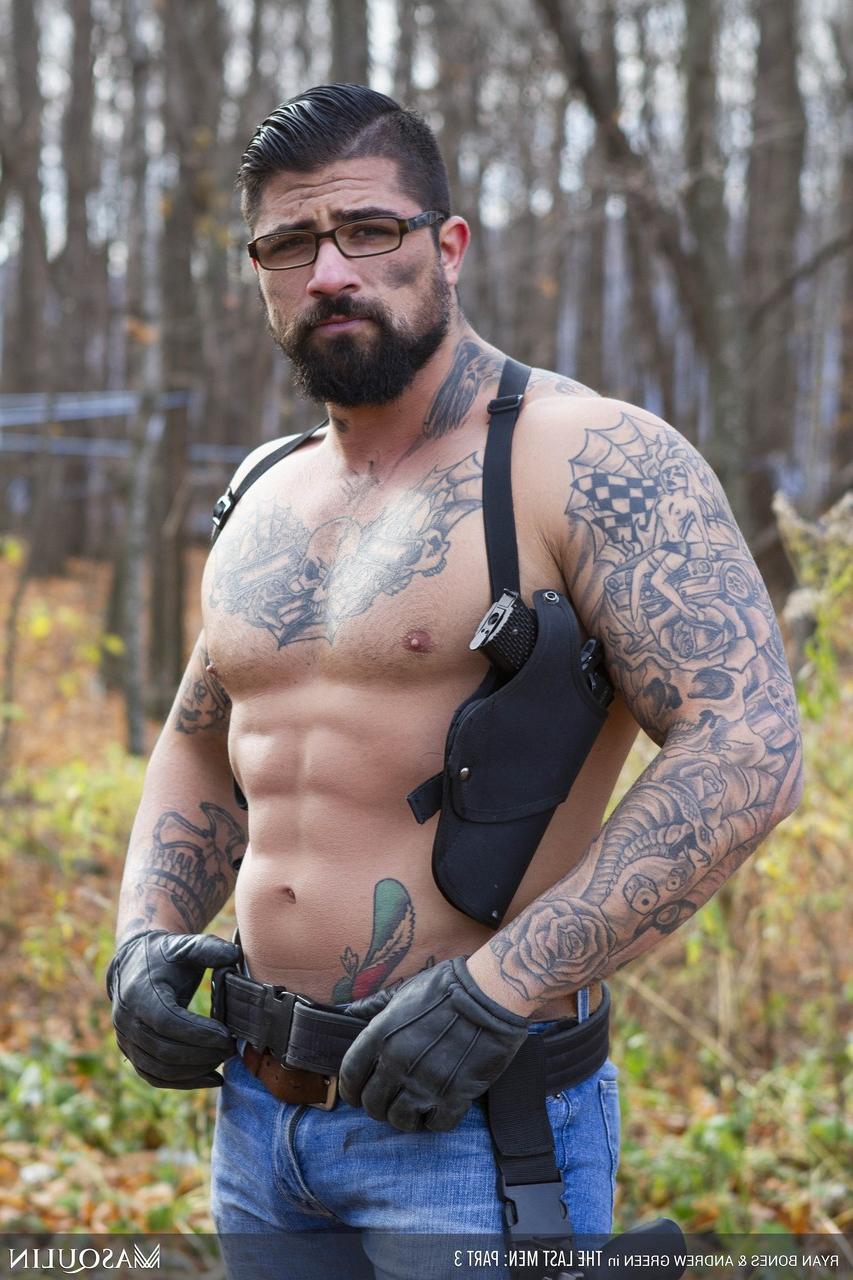 20P Os pedaços musculosos e excitados com tinta Andrew Green e Ryan Bones batem forte na floresta
