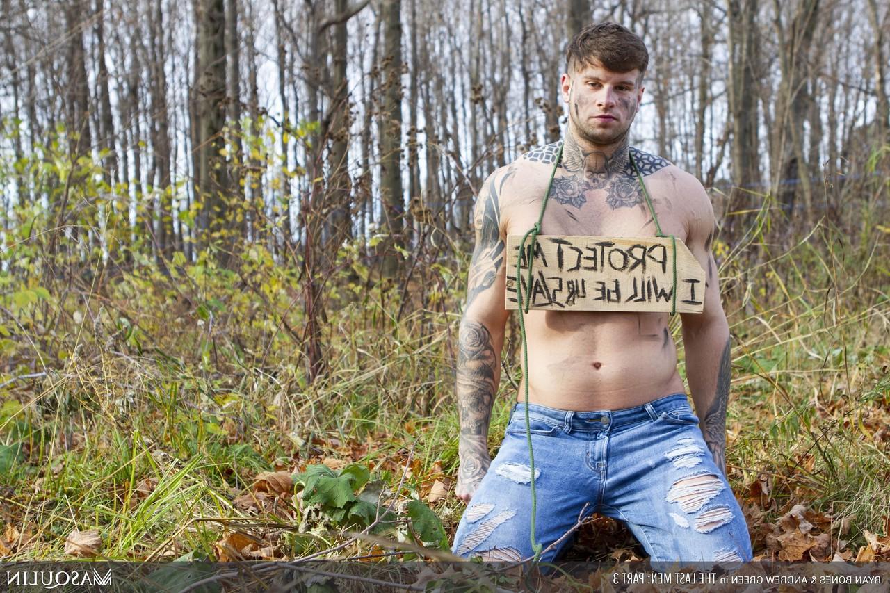 20P Os pedaços musculosos e excitados com tinta Andrew Green e Ryan Bones batem forte na floresta