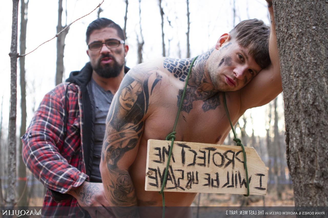 20P Os pedaços musculosos e excitados com tinta Andrew Green e Ryan Bones batem forte na floresta