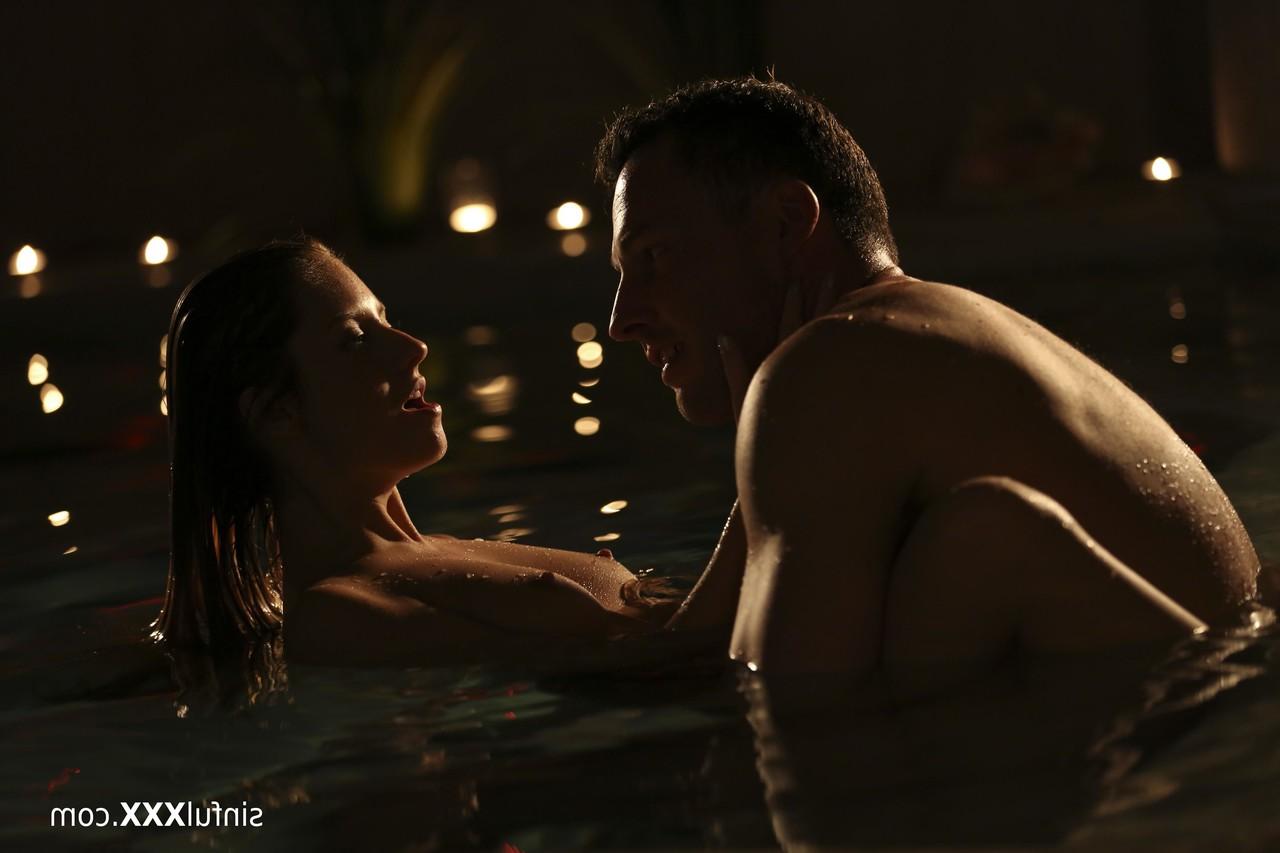 20P Die heiße Italienerin Rebecca Volpetti gibt einen umwerfenden Blowjob und hat Sex im Pool