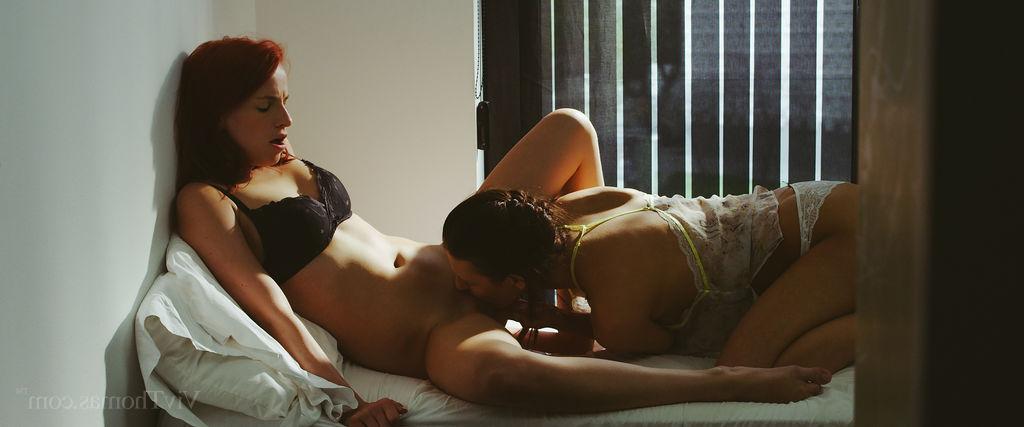 16P Las lesbianas Leila Smith y Kira Zen tienen sexo en la cama después de desayunar
