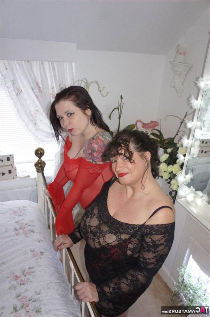 20P Des lesbiennes amateurs libèrent leurs gros seins naturels de la lingerie dans une chambre