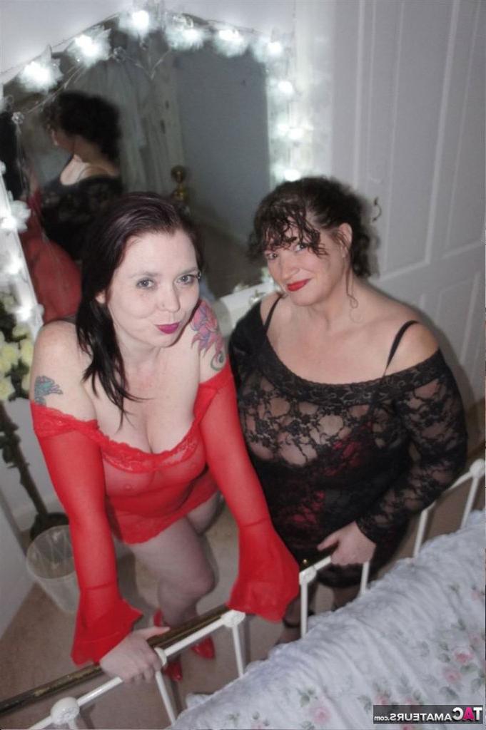 20P Des lesbiennes amateurs libèrent leurs gros seins naturels de la lingerie dans une chambre
