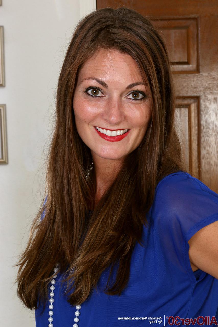 16P 30 plus chick Veronica Johnson strips to her birthday suit on a hallway runner