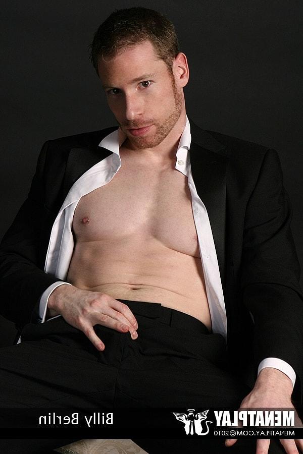 15P Le bodybuilder gay Billy Berlin joue avec son gros cul et branle sa bite dure
