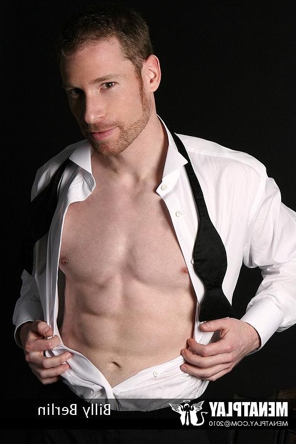 15P Le bodybuilder gay Billy Berlin joue avec son gros cul et branle sa bite dure