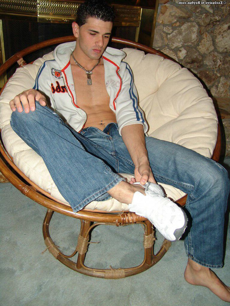 20P El guapo gay Sean 3 acaricia su dura polla en una silla hasta eyacular