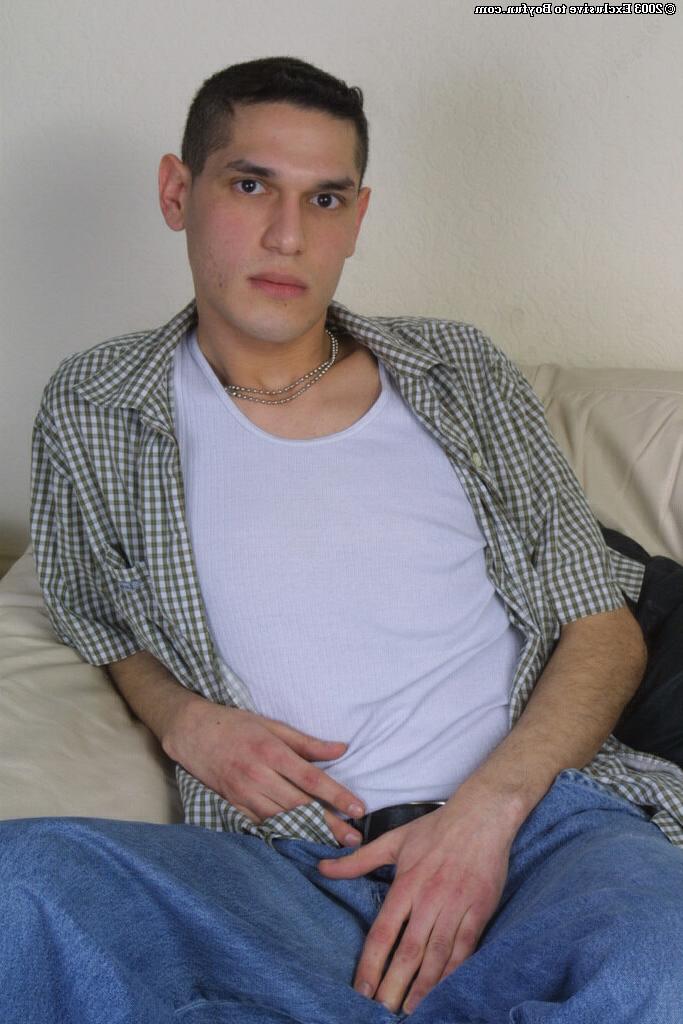 20P Sean gay magro tira jeans e camisa e se masturba sozinho