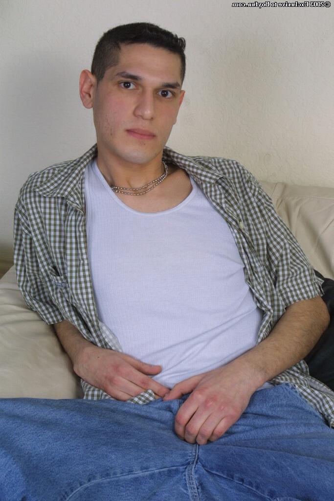 20P Sean gay magro tira jeans e camisa e se masturba sozinho