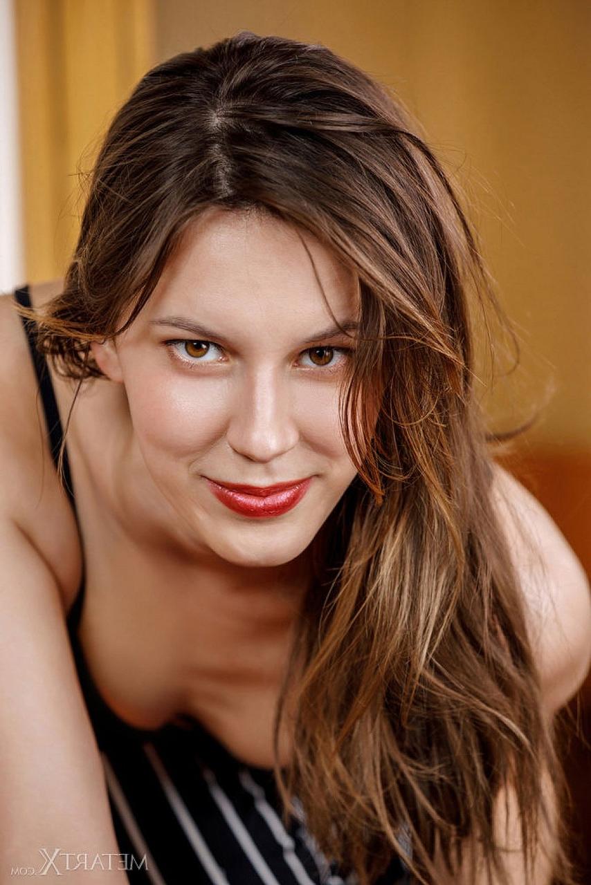 15P La superbe jeune Giselle se met nue avant de se masturber sur une causeuse.