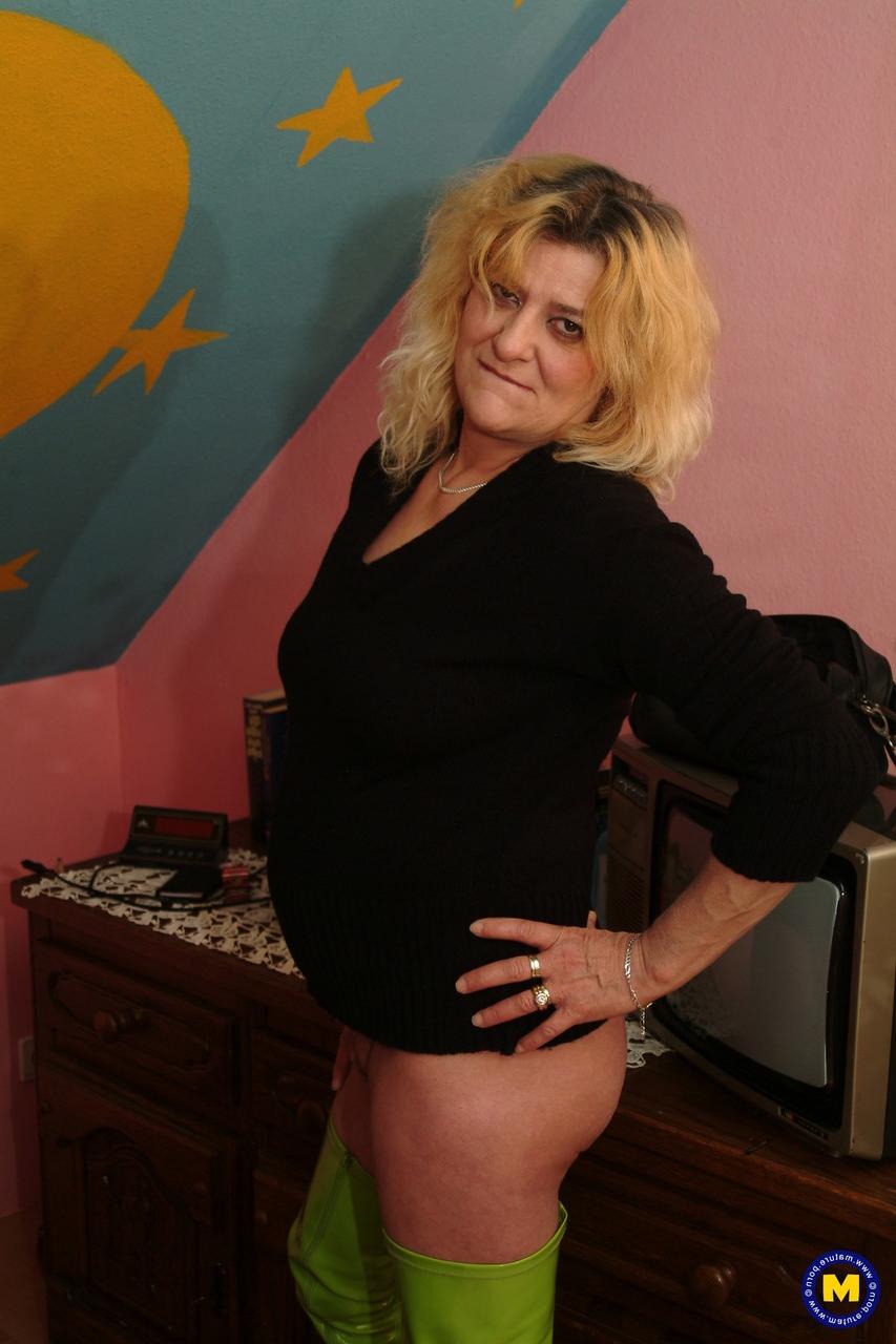20P A esposa madura Wempie move o biquíni para o lado e brinca com seu piercing na vagina na cama