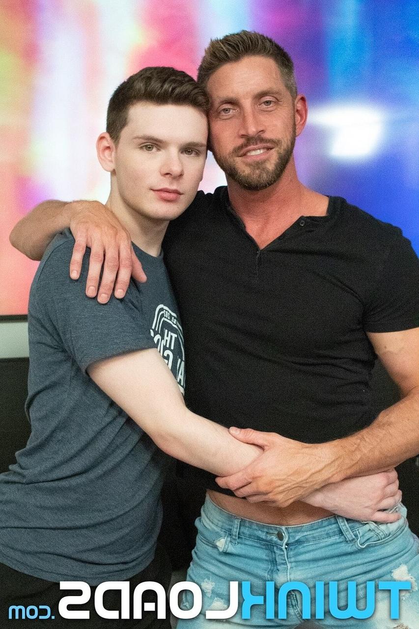 15P Papai tesão Ethan Tate dá um boquete e é fodido pelo twink Johnny Ford