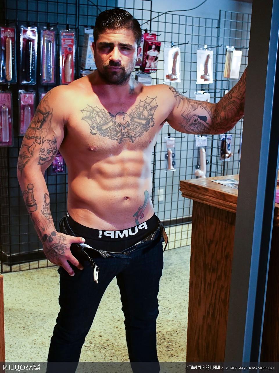 20P O fisiculturista gay Ryan Bones gosta de sexo anal estilo cachorrinho com um traseiro quente
