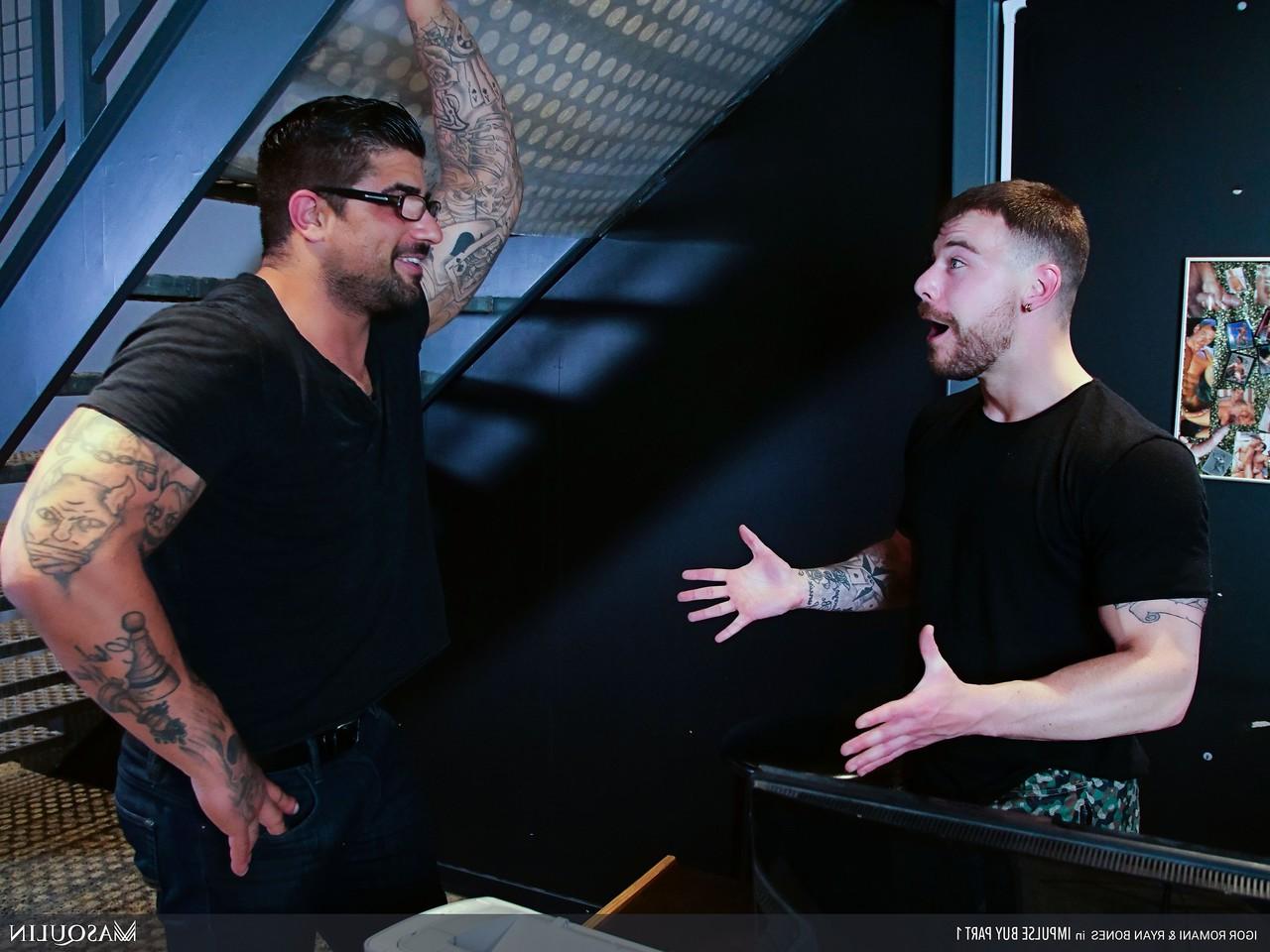 20P O fisiculturista gay Ryan Bones gosta de sexo anal estilo cachorrinho com um traseiro quente