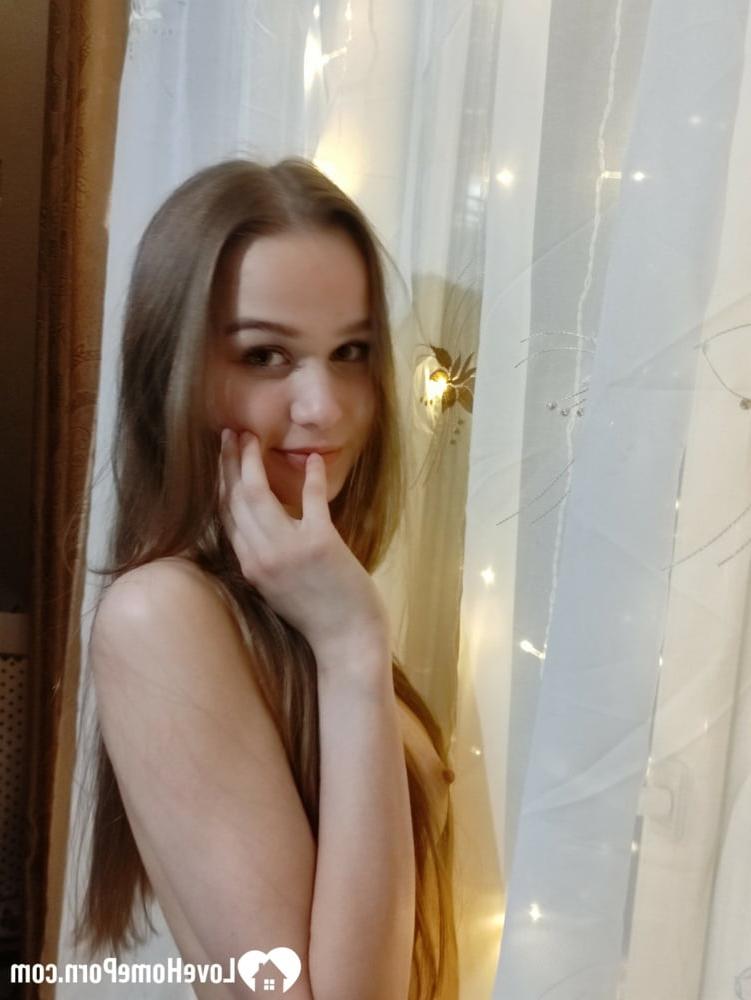 20P Brünette Amateur-Freundin posiert nackt und reibt ihre saftige Vagina