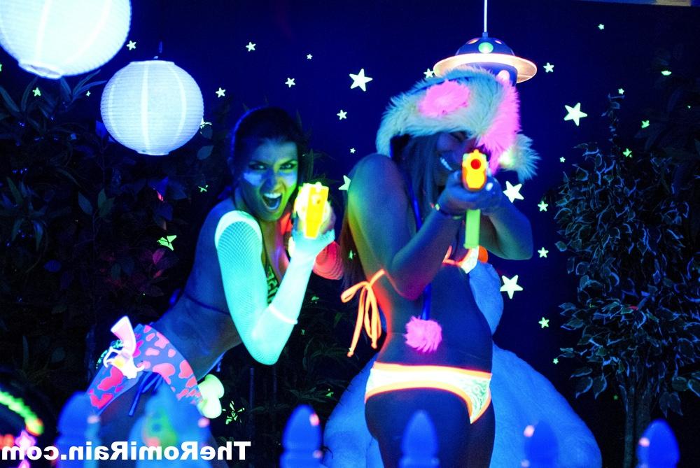 16P Les cosplayeuses Romi Rain et Dani ont des relations sexuelles lesbiennes sous des lumières noires.