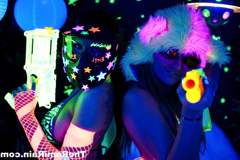 16P Les cosplayeuses Romi Rain et Dani ont des relations sexuelles lesbiennes sous des lumières noires.