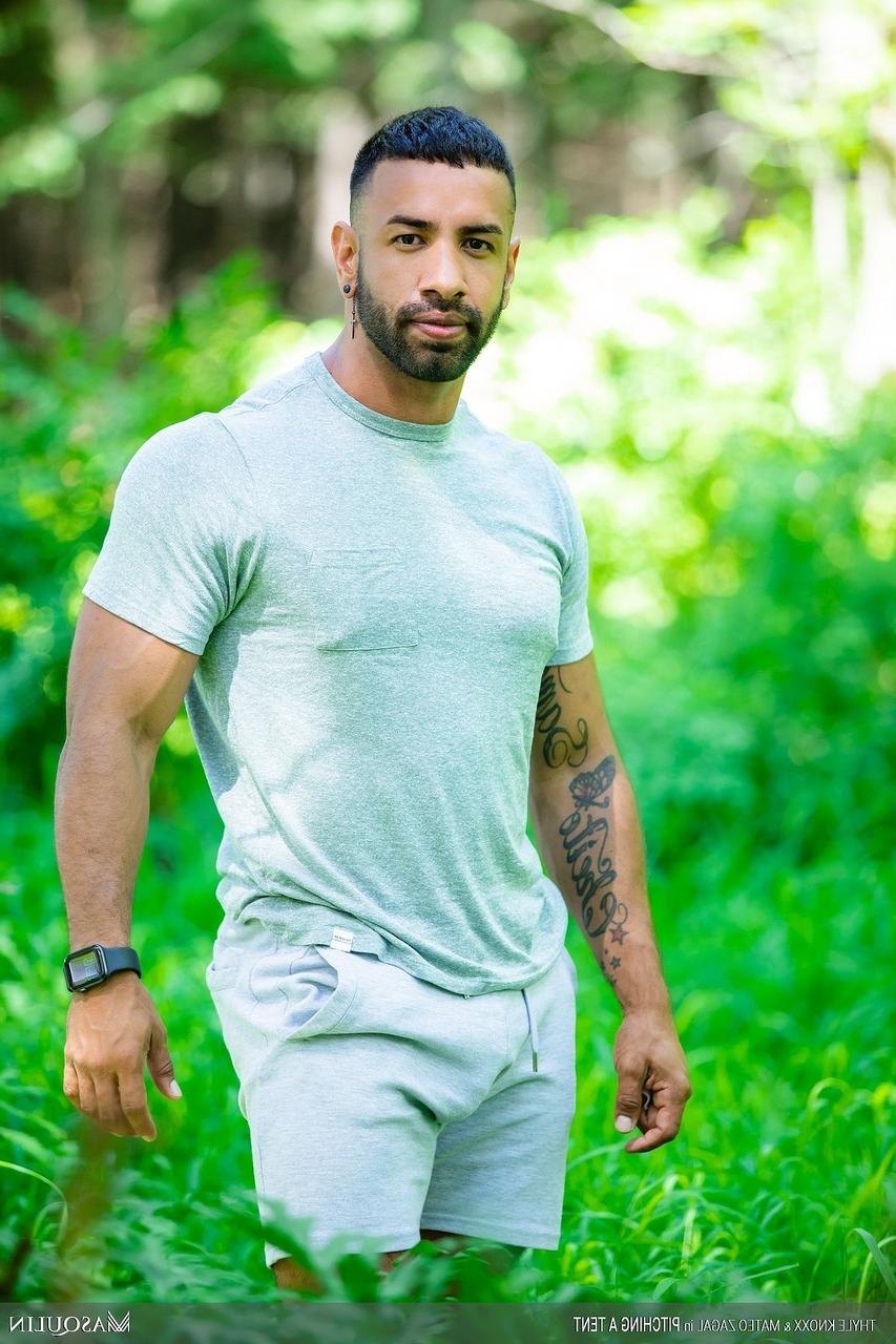 20P Gay bodybuilder Mateo Zagal gives a hung bottom a handjob while analizing him