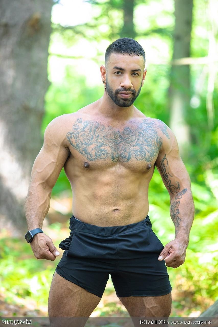 20P Gay bodybuilder Mateo Zagal gives a hung bottom a handjob while analizing him
