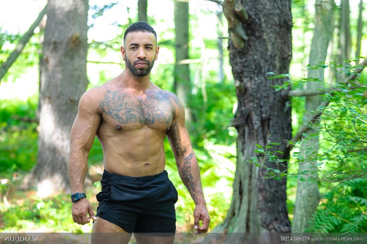 20P Gay bodybuilder Mateo Zagal gives a hung bottom a handjob while analizing him