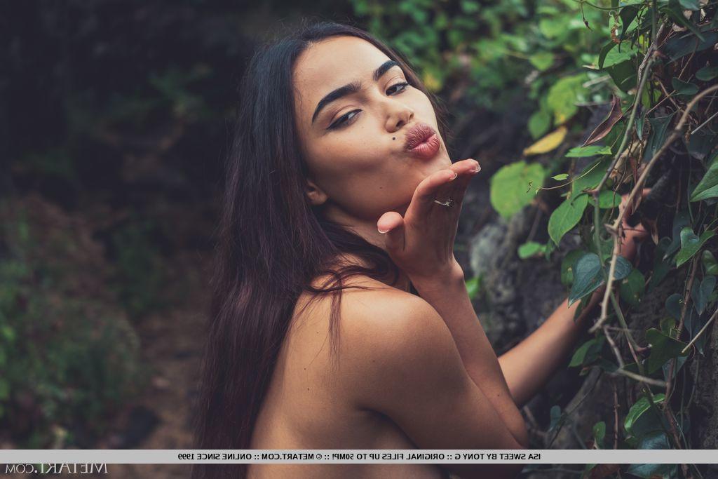18P La joven morena caliente Isa Sweet lanza un beso mientras está desnuda en un bosque