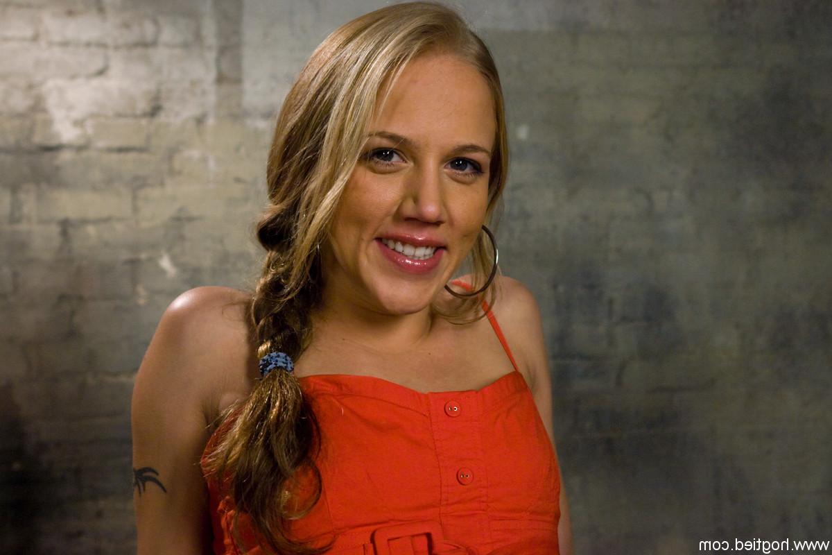 20P A loira Kylie Wilde é punida com um vibrador em cativeiro por corda